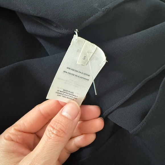 The row sleeveless cape top - Picture 4 of 4